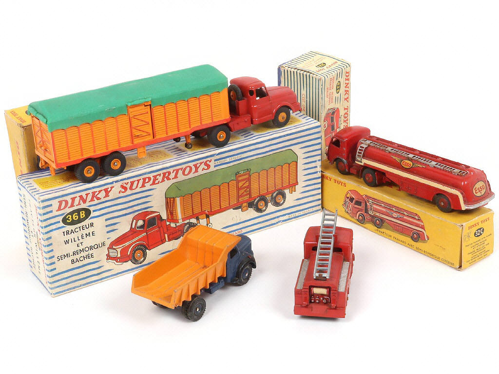 Lot 263 - DINKY TOYS (FRANCE) (4)
