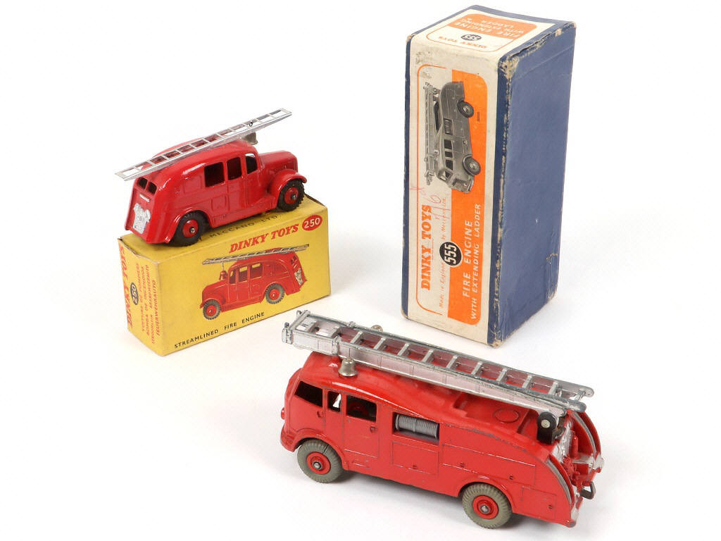 Lot 228 - DINKY TOYS (GB) (2)