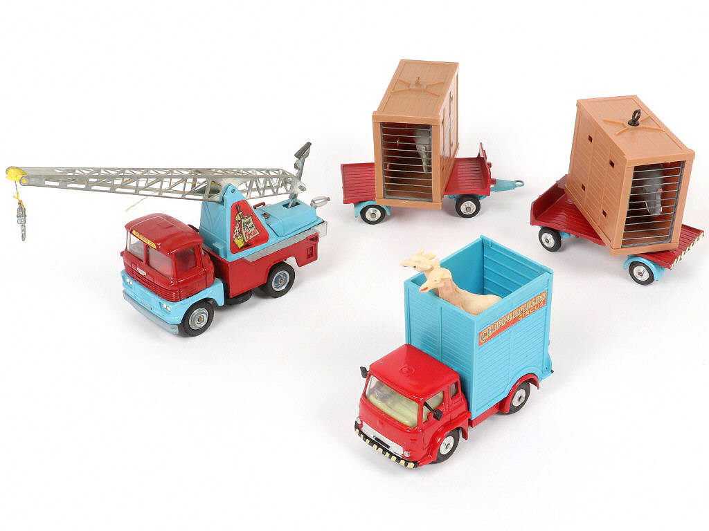 Lot 102 - CORGI TOYS (GB) (6)