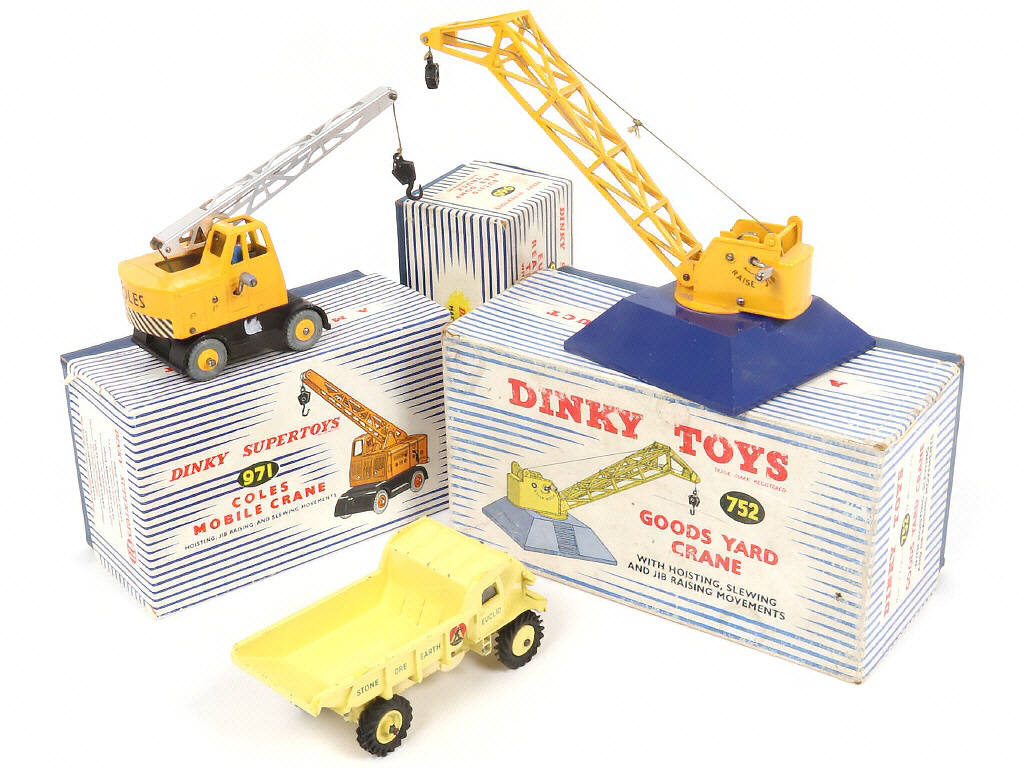 Lot 171 - DINKY TOYS (GB) (3)