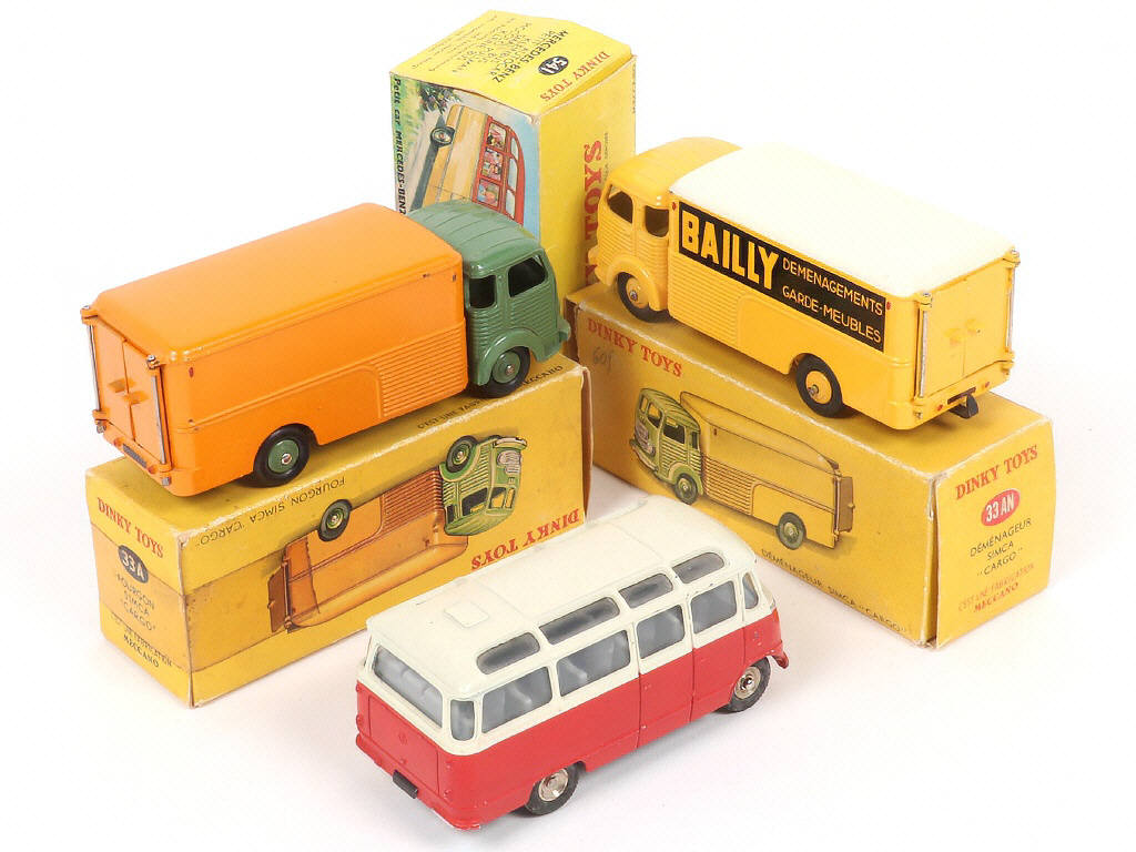 Lot 260 - DINKY TOYS (FRANCE) (3)