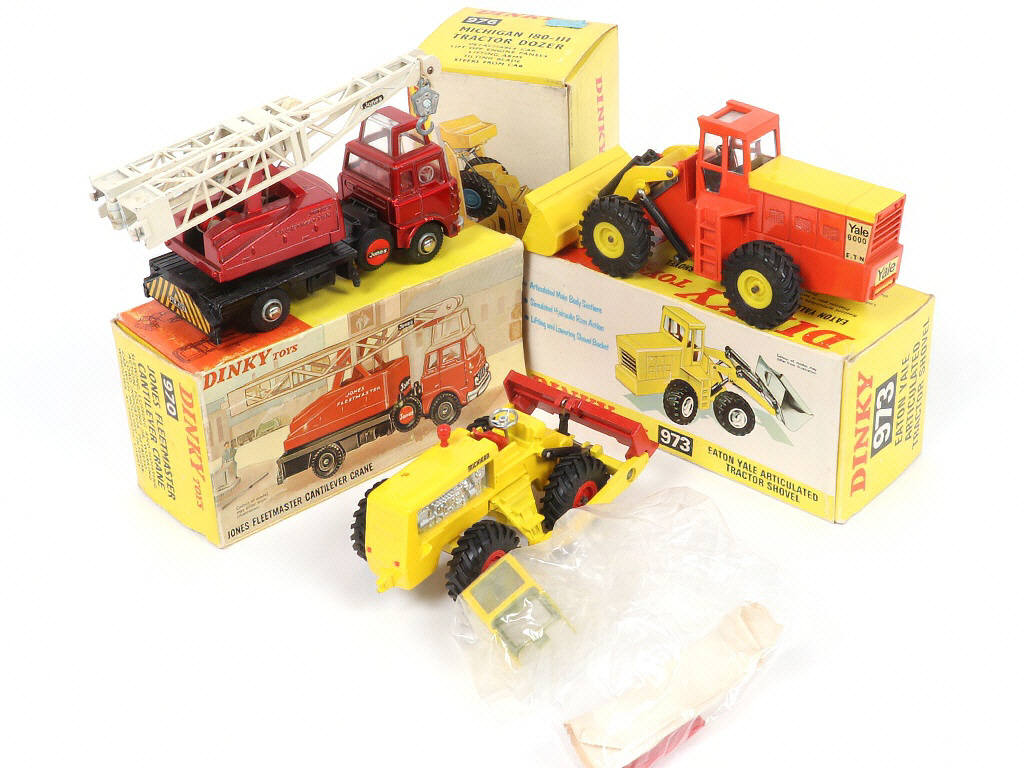 Lot 165 - DINKY TOYS (GB) (3)