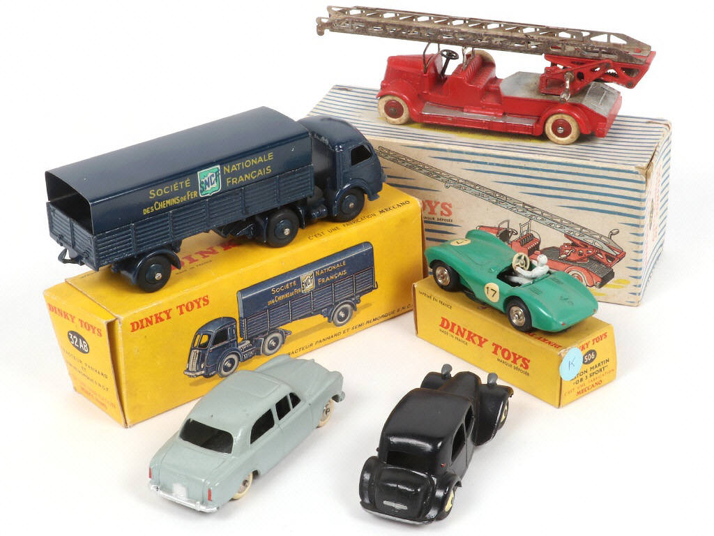 Lot 266 - DINKY TOYS (FRANCE) (5)