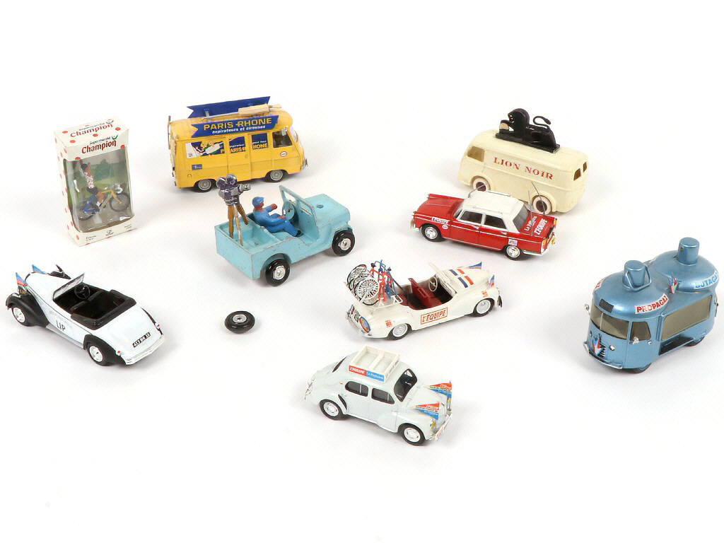 Lot 331 - DIVERS (9)