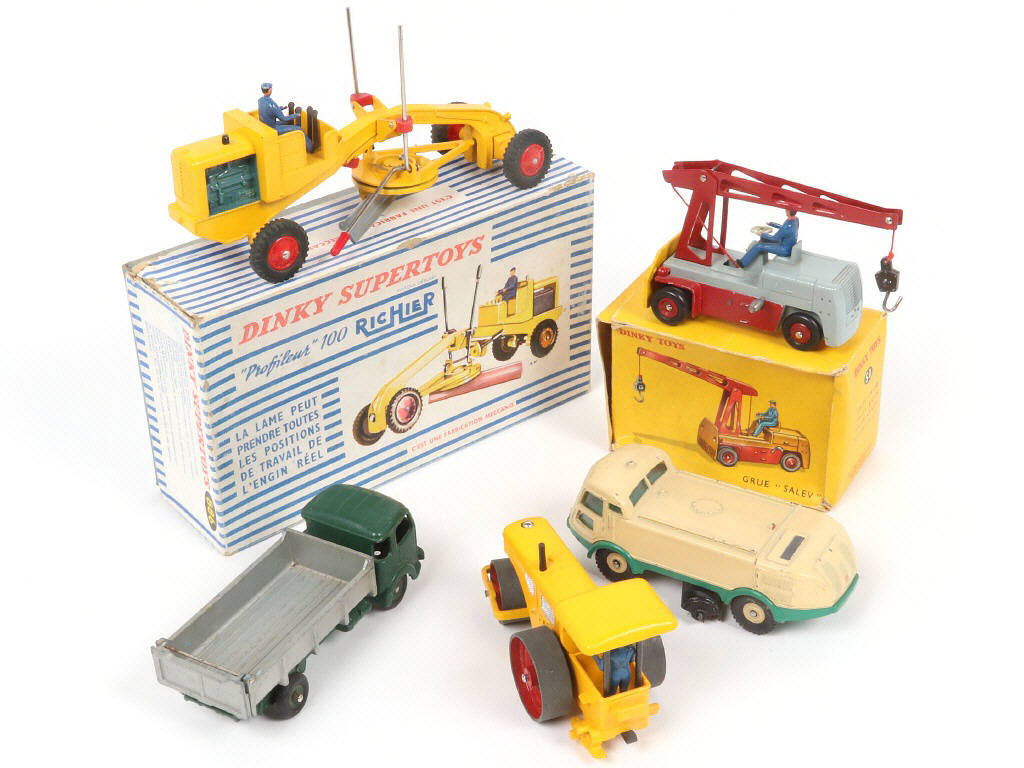 Lot 265 - DINKY TOYS (FRANCE) (5)