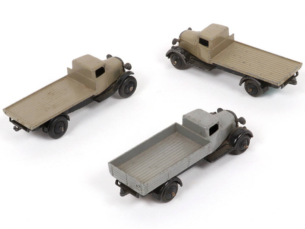 Lot 241 - DINKY TOYS (GB) (3)