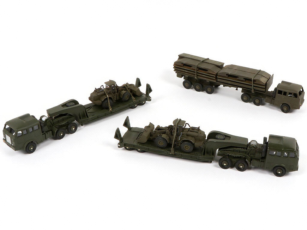 Lot 83 - DINKY TOYS (FRANCE) (3)