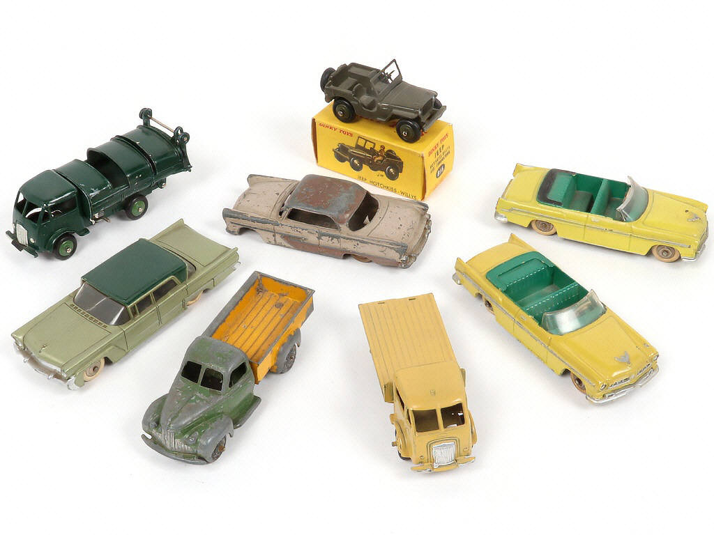 Lot 271 - DINKY TOYS (FRANCE) (8)