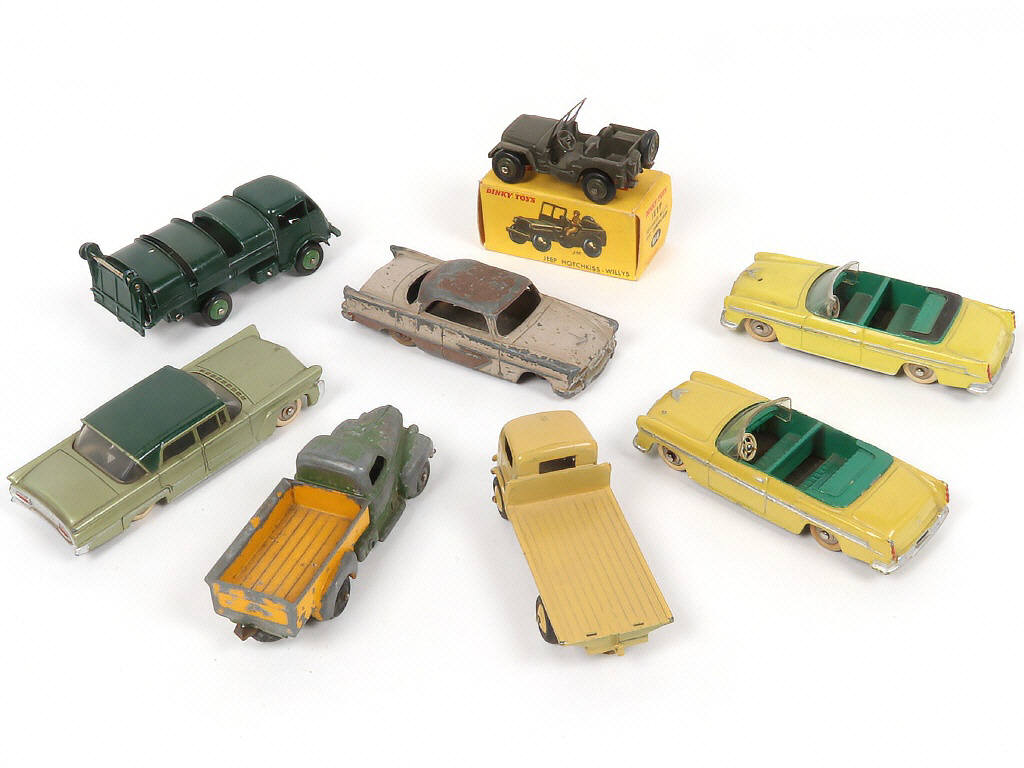 Lot 271 - DINKY TOYS (FRANCE) (8)
