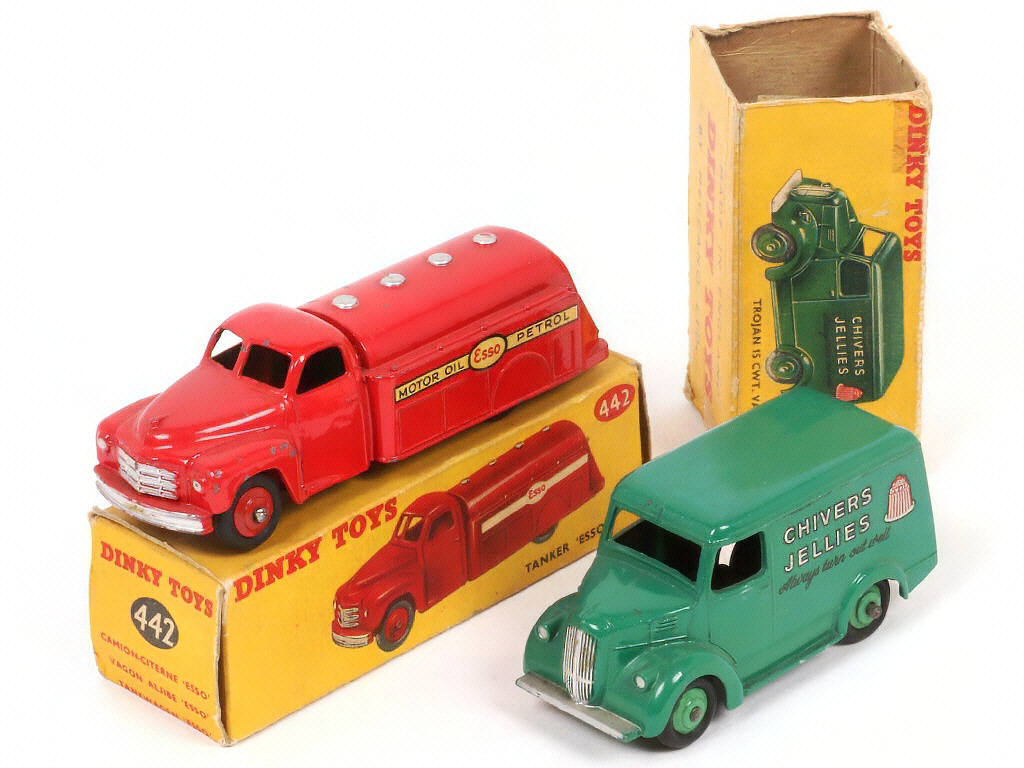 Lot 124 - DINKY TOYS (GB) (2)