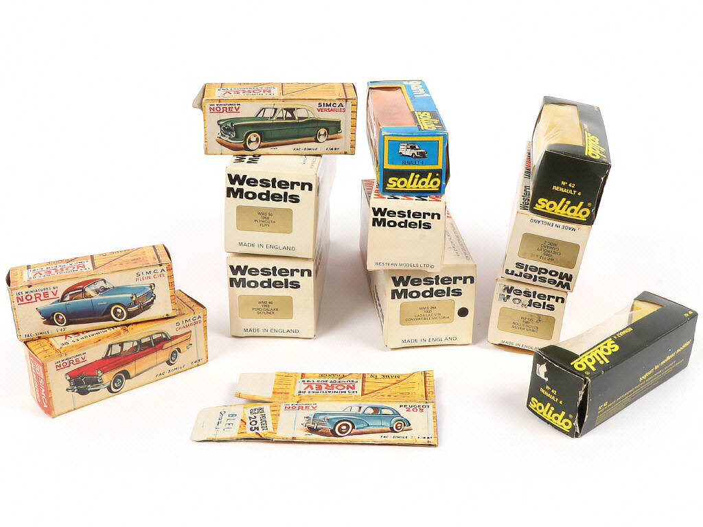 Lot 312 - DIVERS (13)