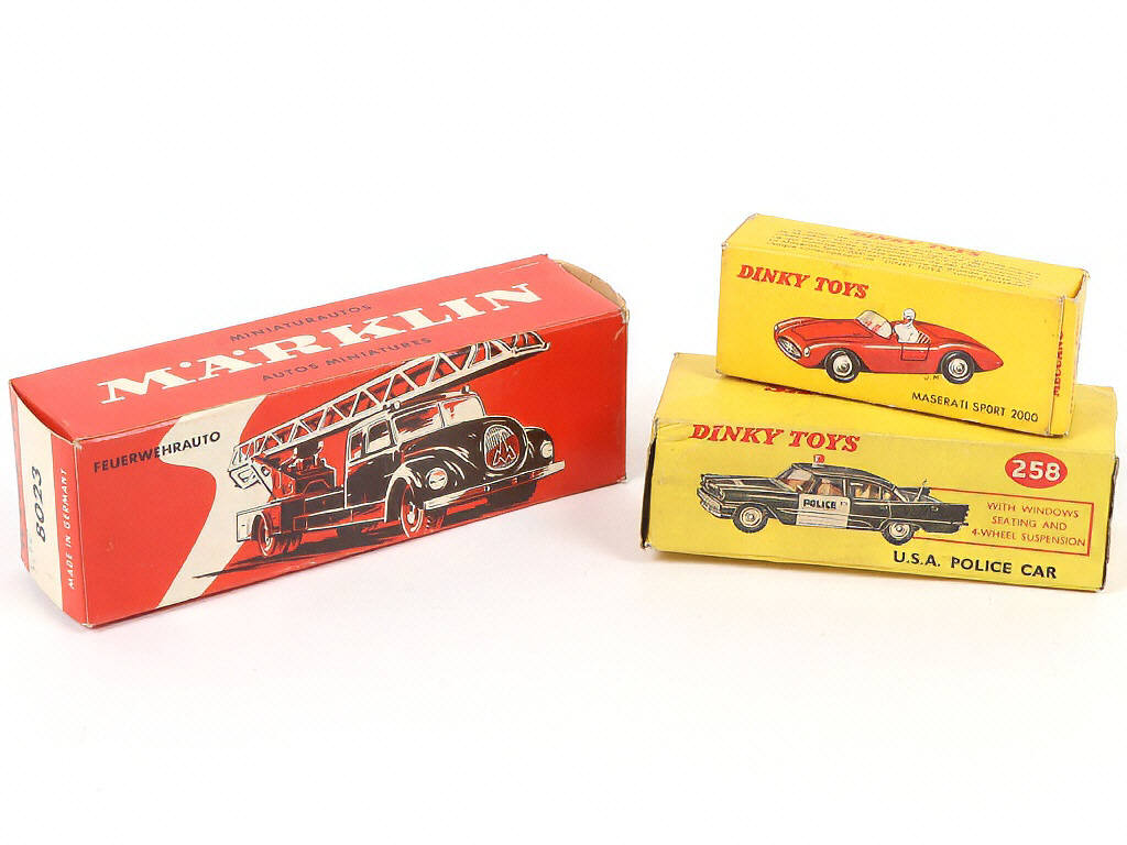 Lot 310 - DIVERS (3)