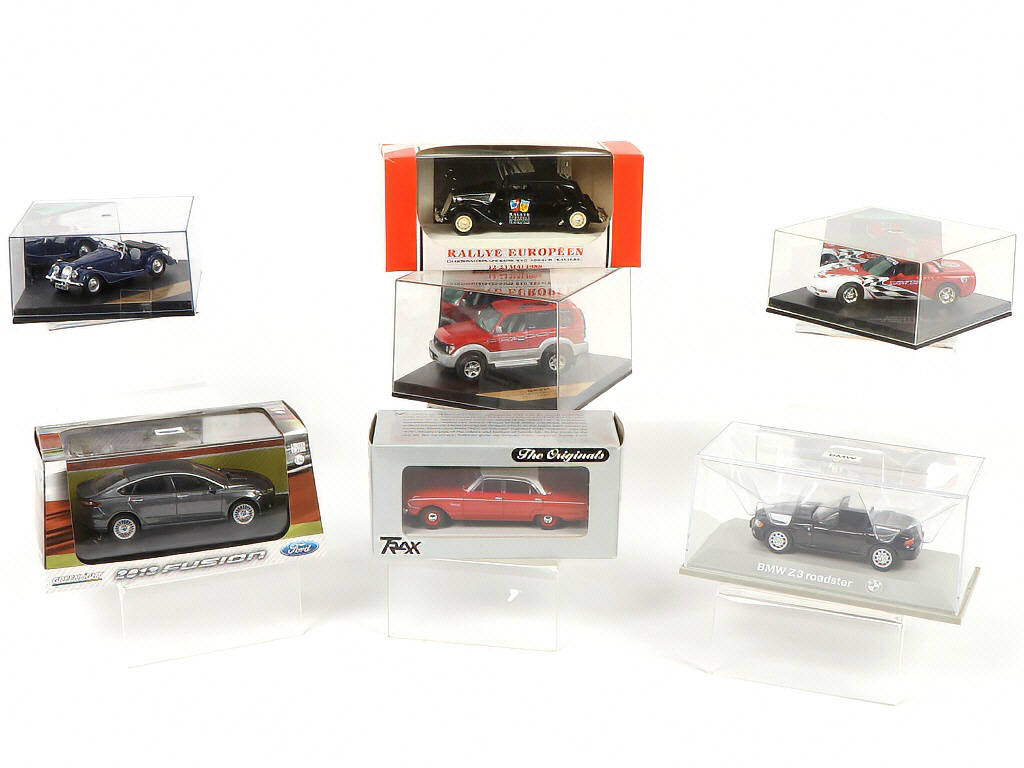 Lot 319 - DIVERS (7)