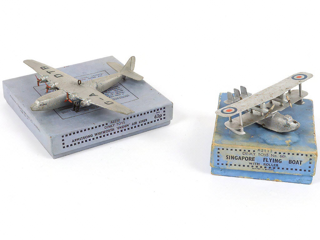 Lot 251 - DINKY TOYS (GB) (2)