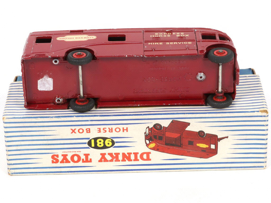 Lot 112 - DINKY TOYS (GB) (1)