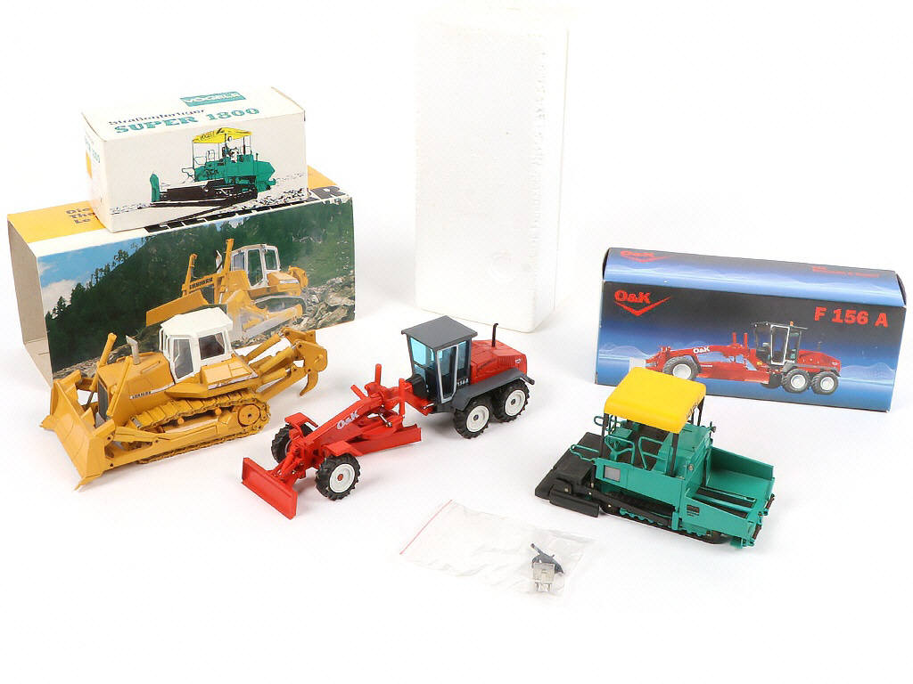 Lot 292 - DIVERS (3)