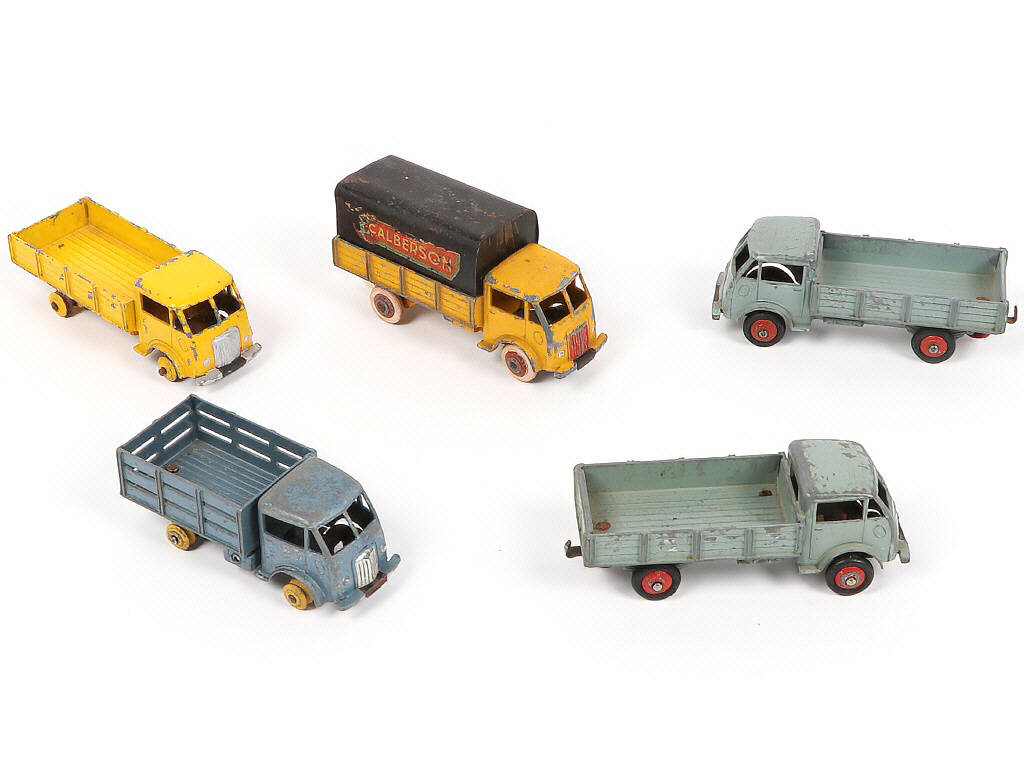 Lot 214 - DINKY TOYS (FRANCE) (5)