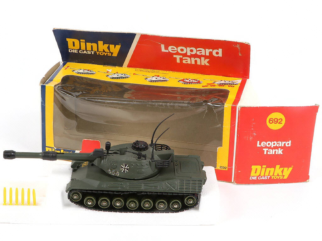 Lot 169 - DINKY TOYS (GB) (2)