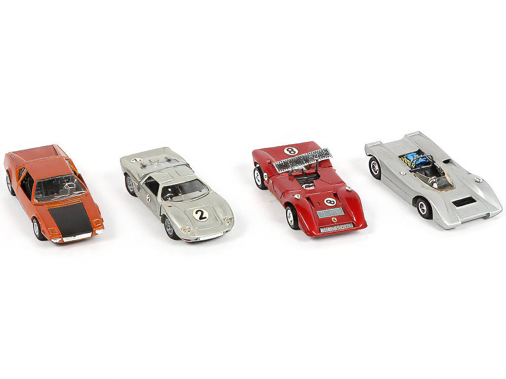 Lot 117 - DIVERS (4)