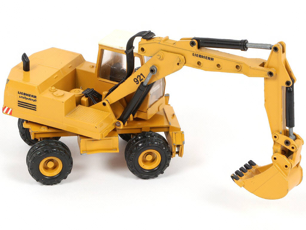 Lot 159 - DIVERS (4)