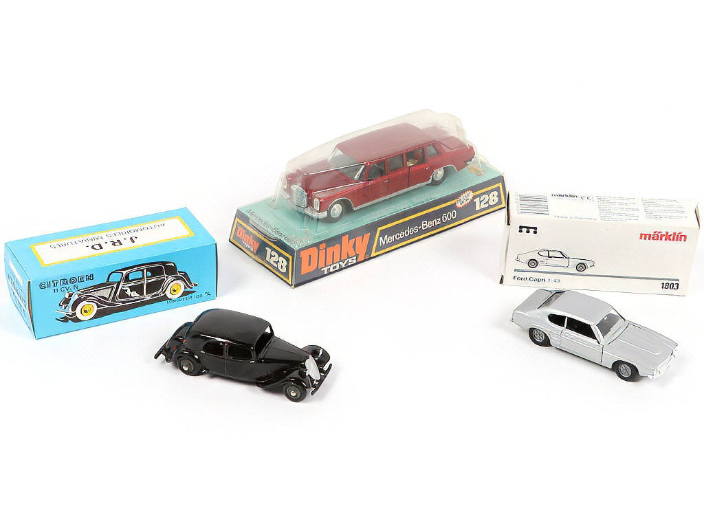 Lot 222 - DIVERS (3)