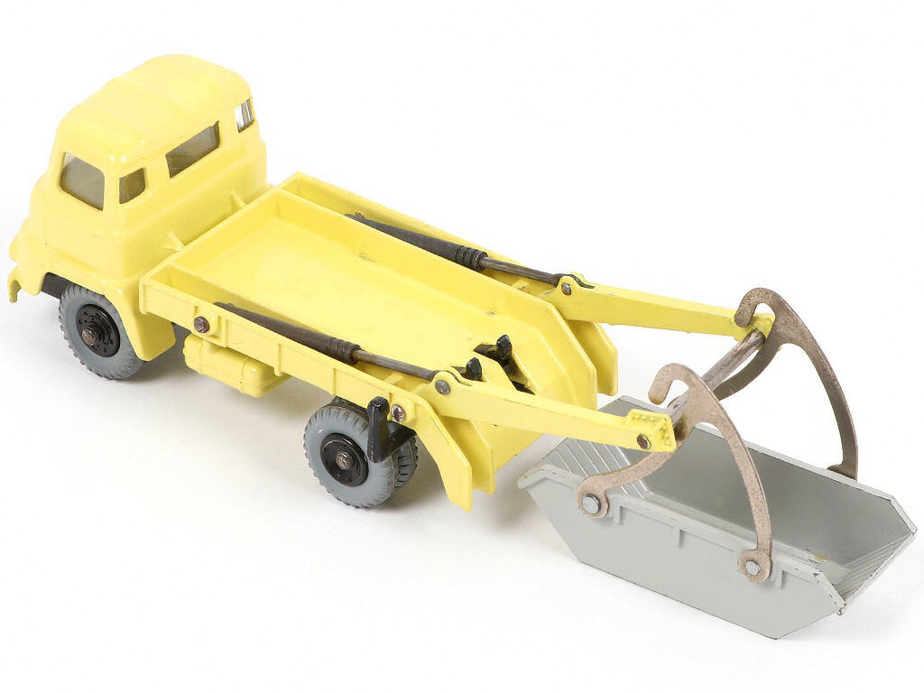 Lot 138 - DINKY TOYS (GB) (1)