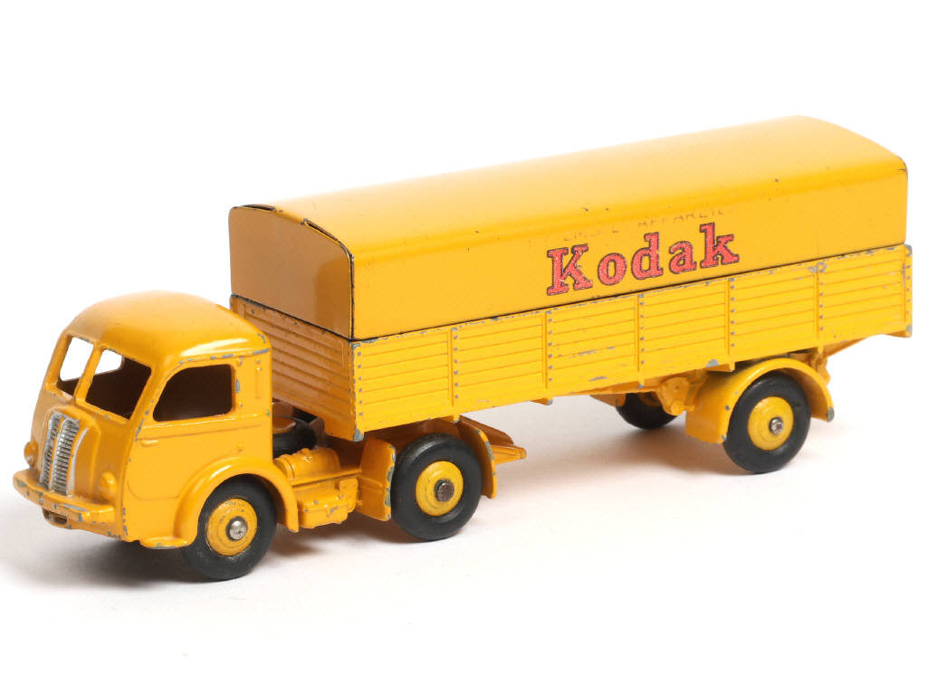 Lot 317 - DINKY TOYS (FRANCE) (1)