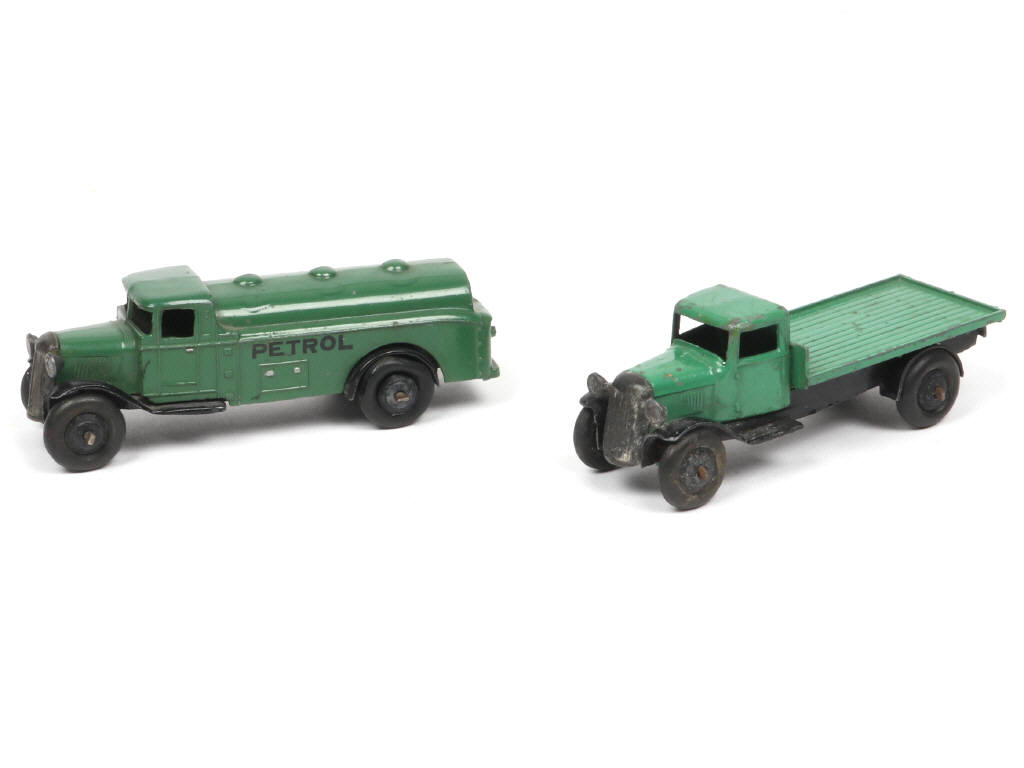 Lot 238 - DINKY TOYS (GB) (2)