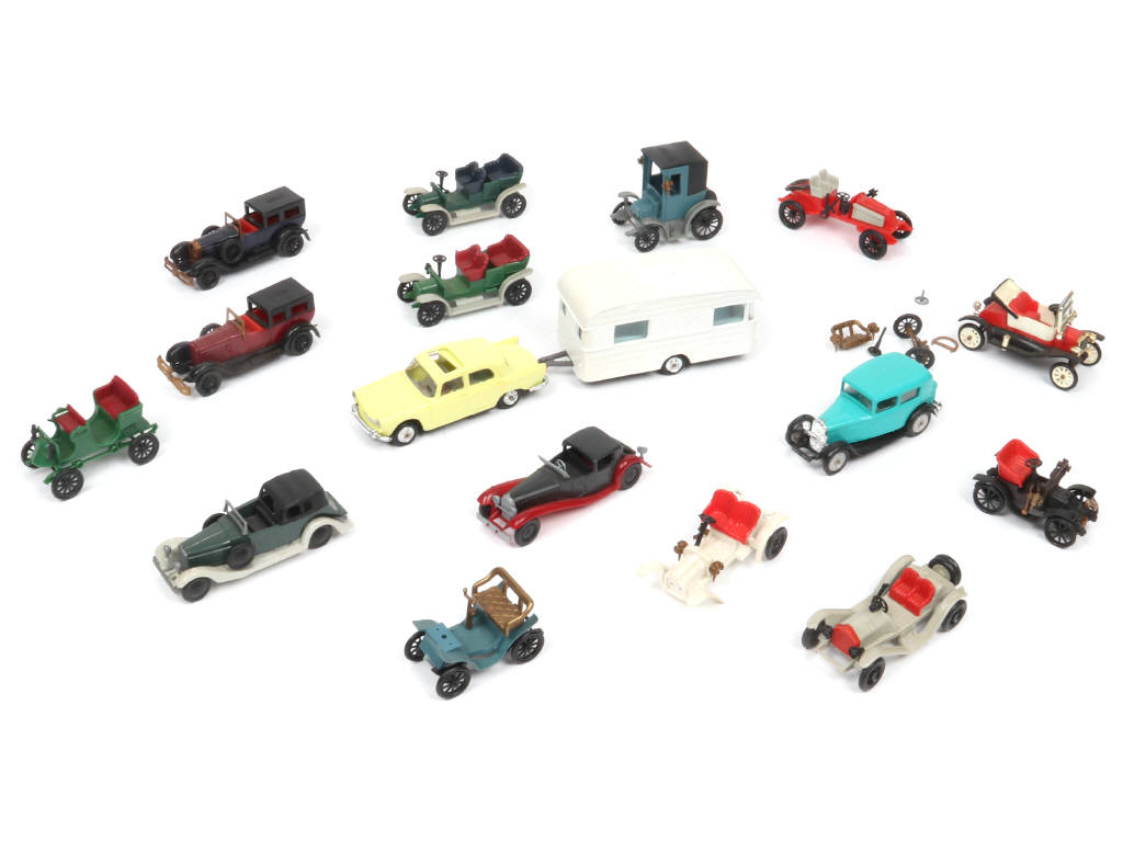 Lot 145 - DIVERS (17)