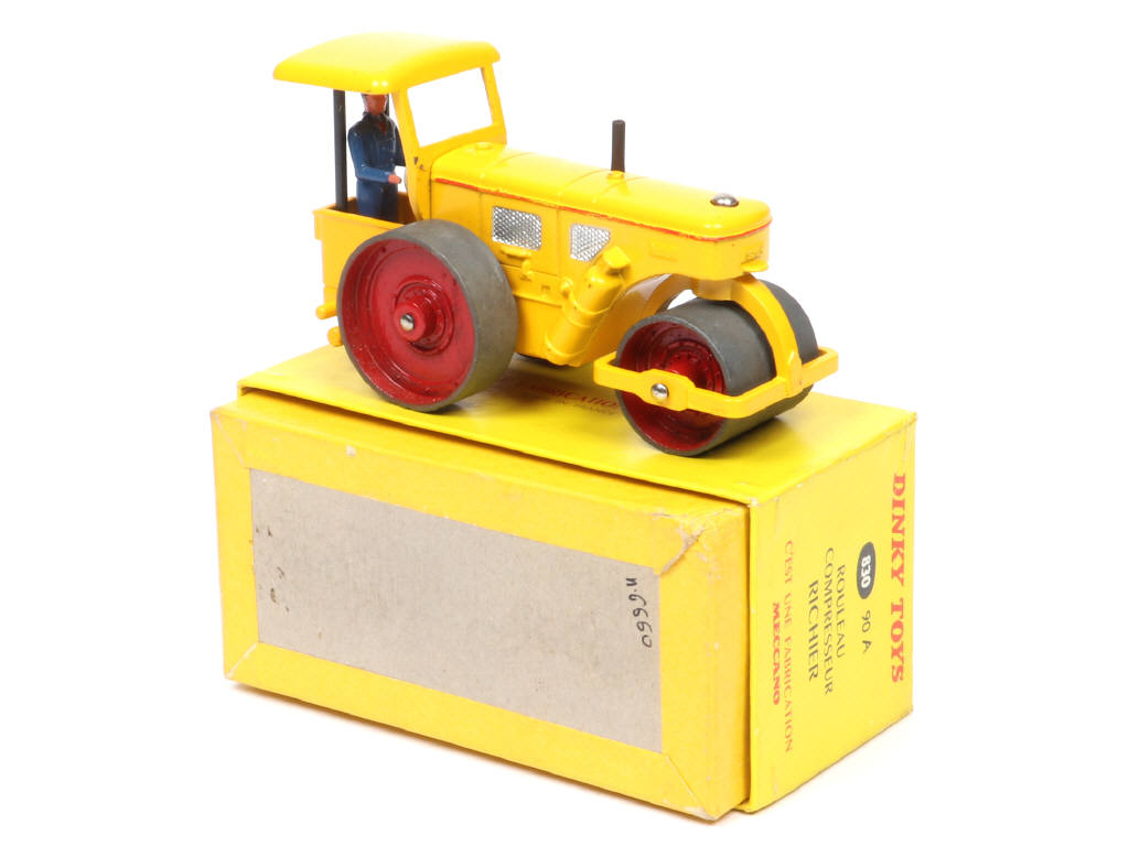 Lot 251 - DINKY TOYS (FRANCE) (1)
