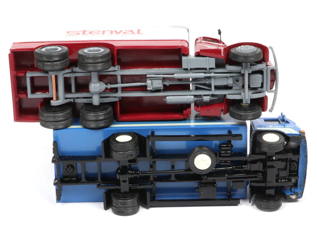 Lot 166 - DIVERS (2)