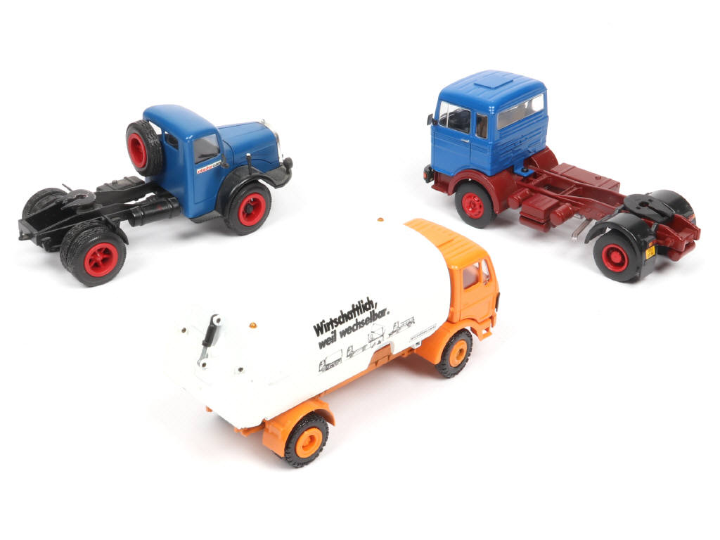 Lot 168 - DIVERS (3)