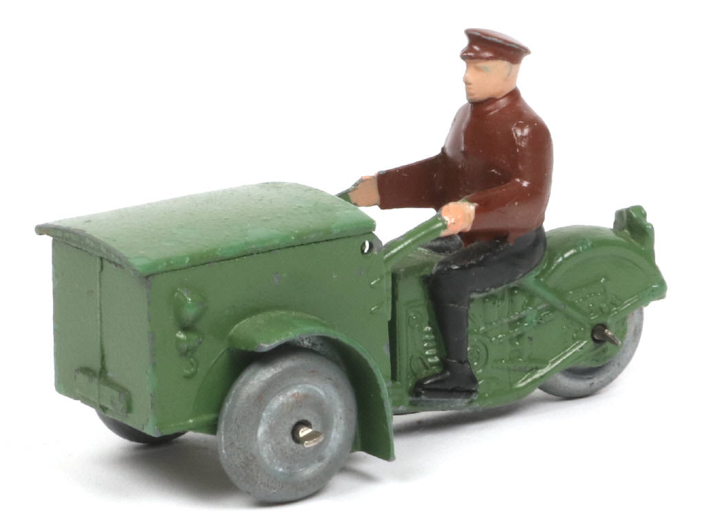 Lot 257 - DINKY TOYS (FRANCE) (1)