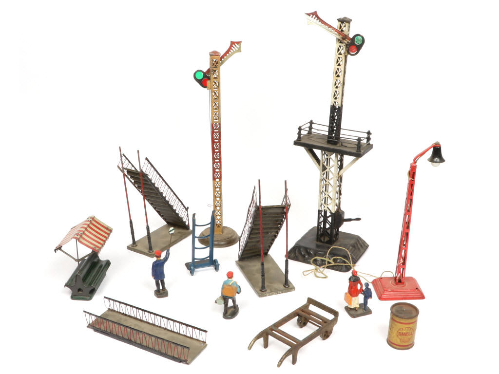 Lot 139 - DIVERS (14)