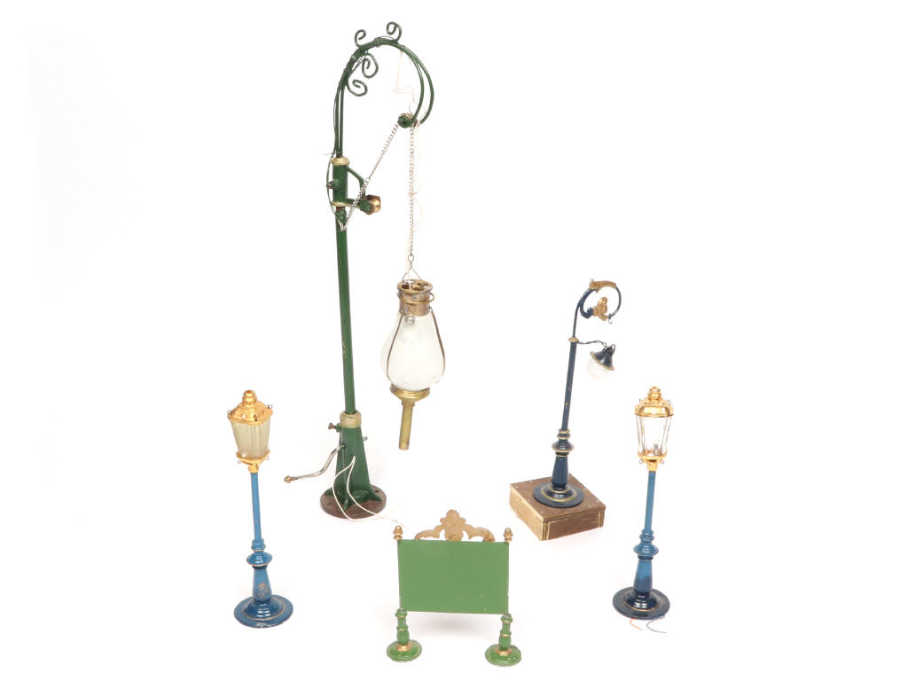 Lot 138 - DIVERS (5)