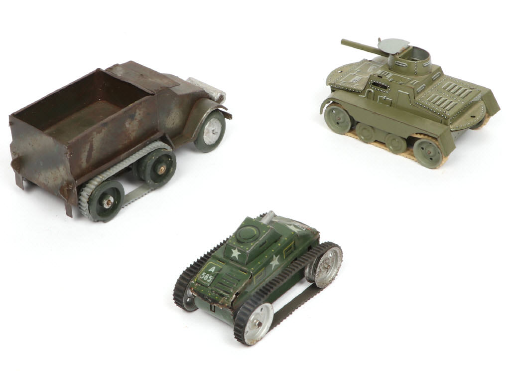 Lot 310 - DIVERS (3)