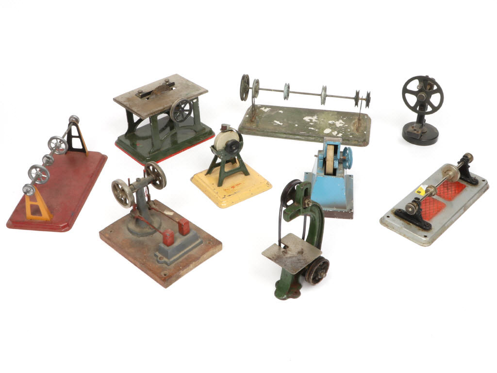 Lot 338 - DIVERS (9)