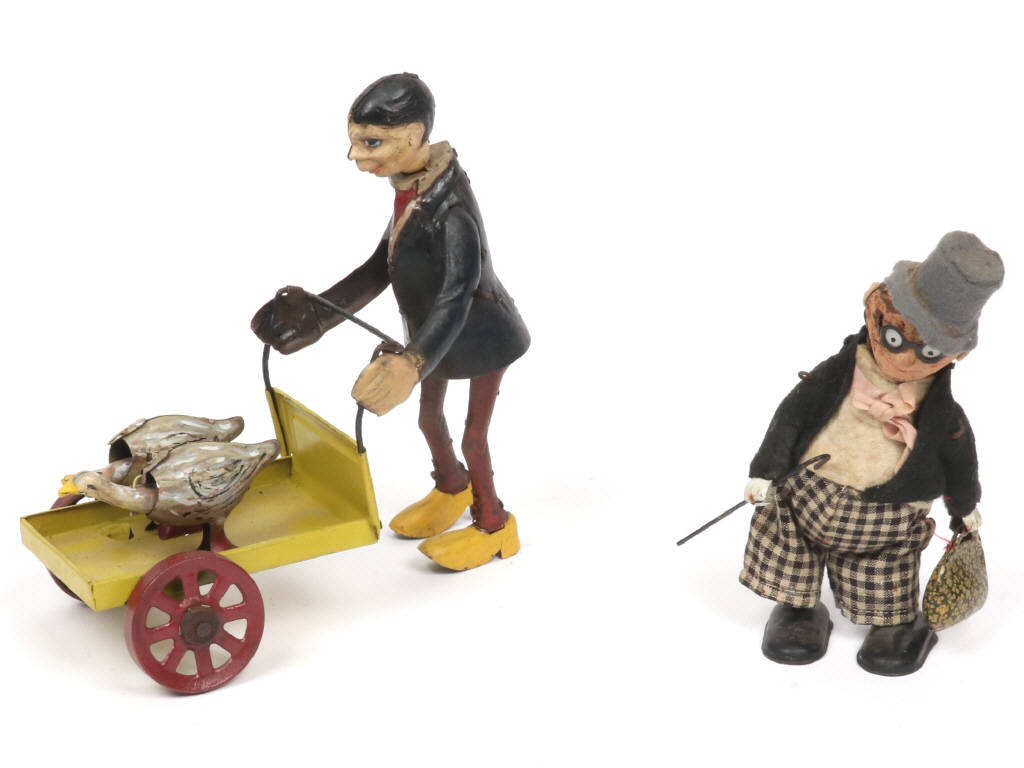 Lot 389 - DIVERS (2)