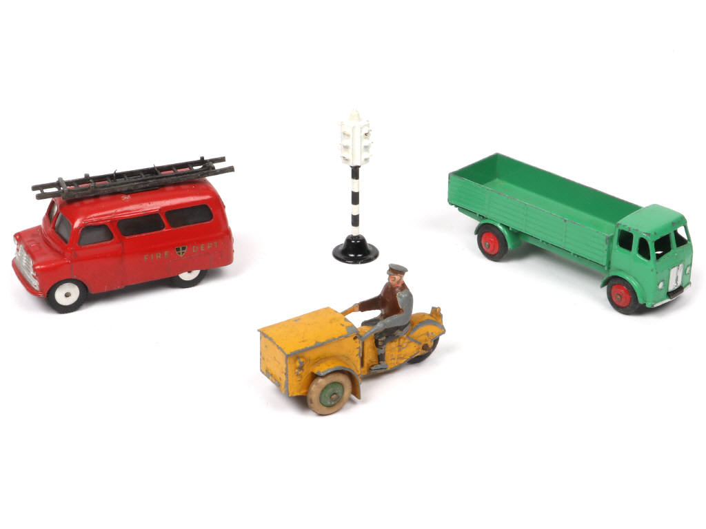 Lot 117 - DIVERS (4)