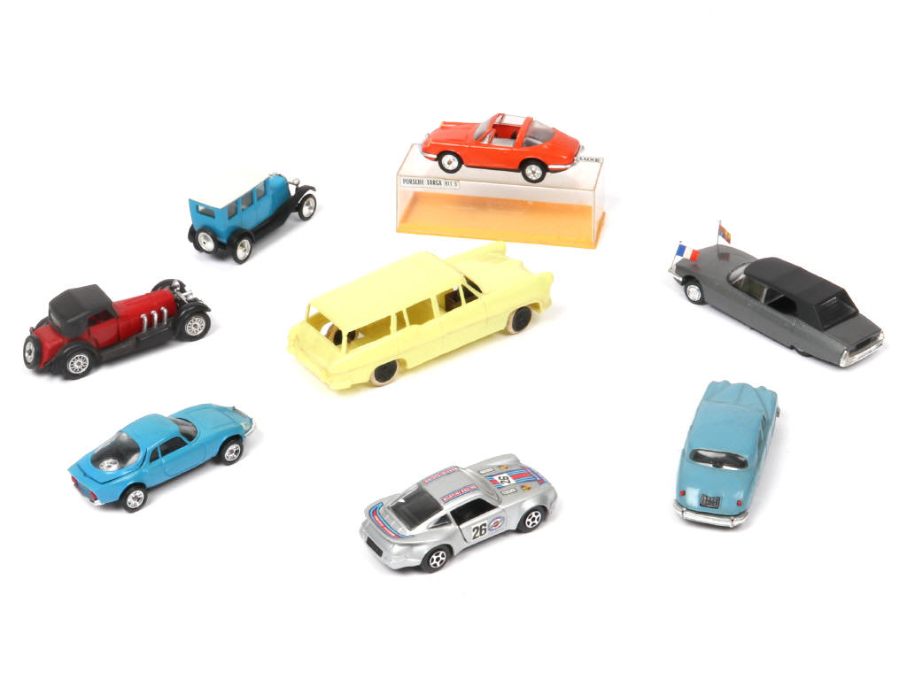 Lot 141 - DIVERS (8)