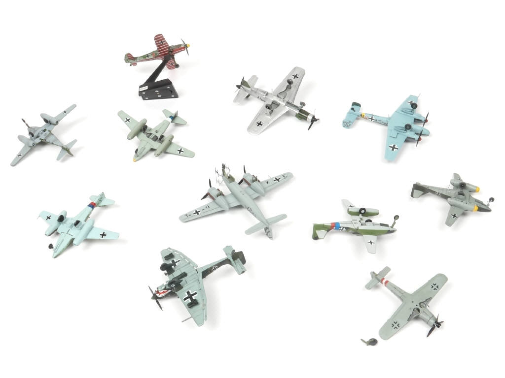 Lot 147 - DIVERS (11)