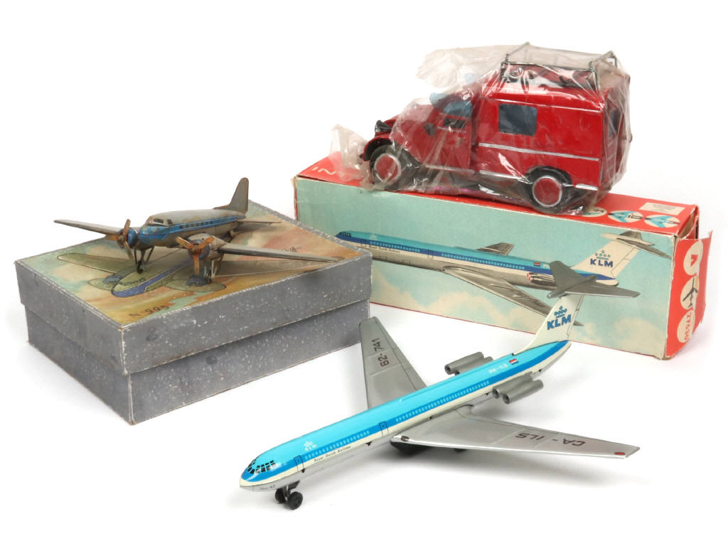 Lot 104 - DIVERS (3)
