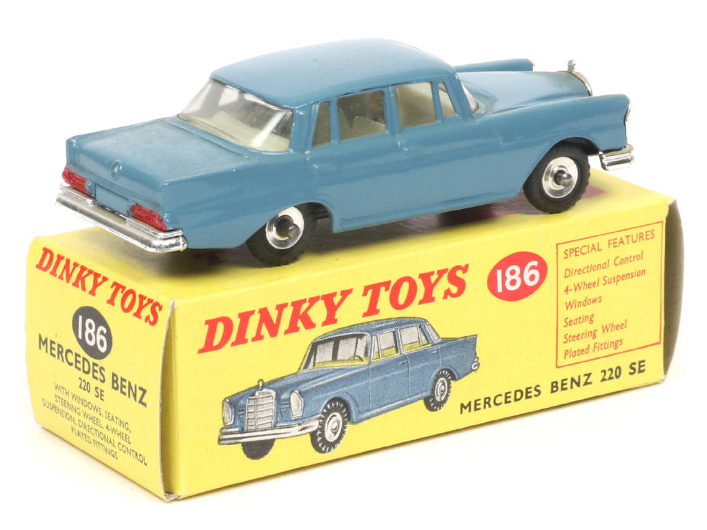 Lot 227 - DINKY TOYS (GB) (1)