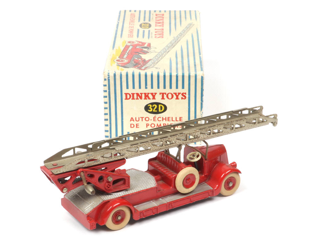 Lot 260 - DINKY TOYS (FRANCE) (1)