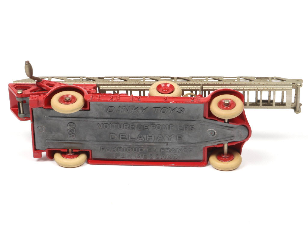 Lot 260 - DINKY TOYS (FRANCE) (1)