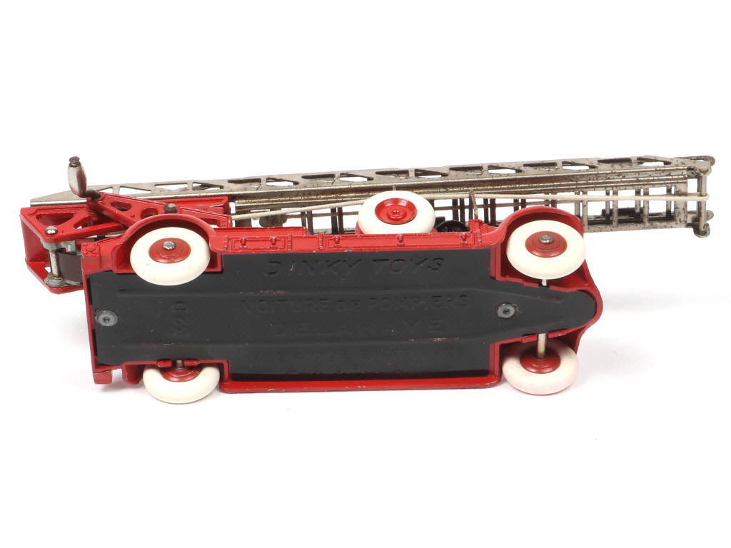 Lot 261 - DINKY TOYS (FRANCE) (1)
