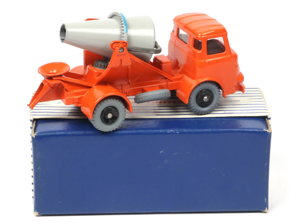 Lot 235 - DINKY TOYS (GB) (1)