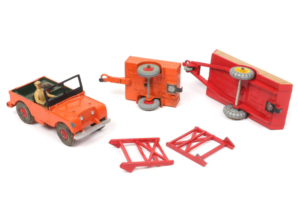 Lot 241 - DINKY TOYS (GB) (3)