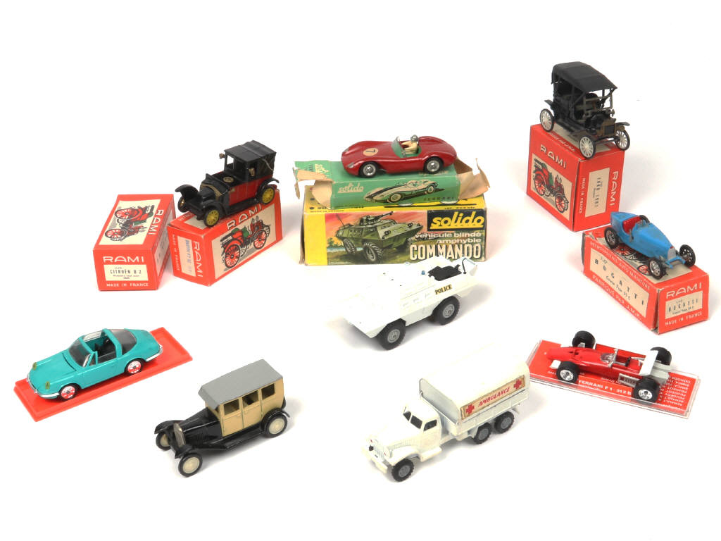 Lot 135 - DIVERS (9)
