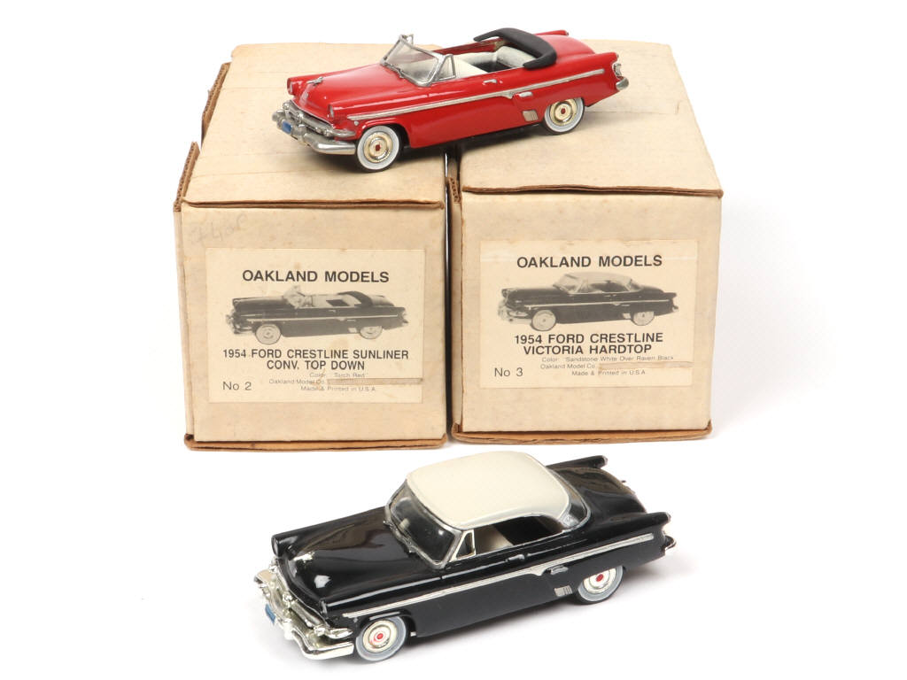 Lot 103 - OAKLAND MODELS (USA) (2)